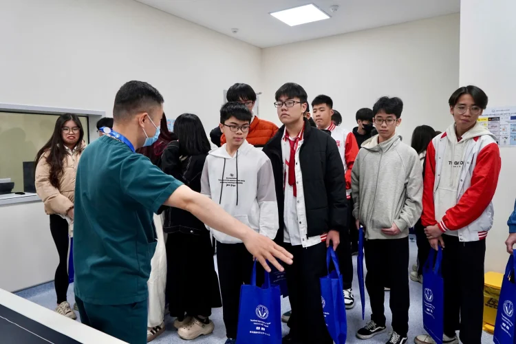 Kỹ thuật viên chuẩn đoán hình ảnh bệnh viện Kusumi giới thiệu cho sinh viên