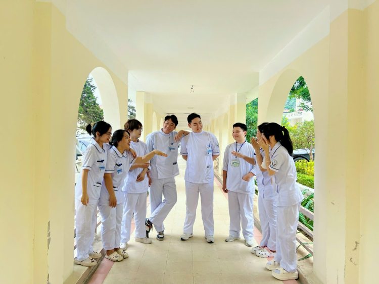 Hình ảnh sinh viên THUV thực tập tại bệnh viện