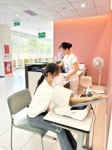 Bác sĩ thực hiện đo huyết áp cho bệnh nhân tại bệnh viện Kusumi