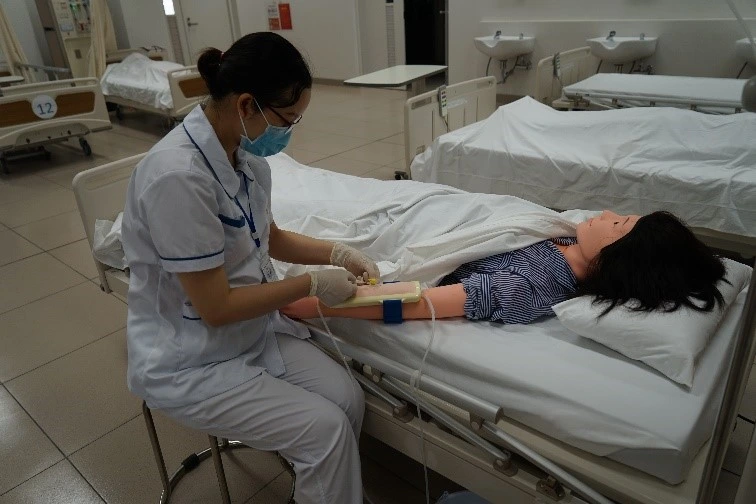 Sinh viên NS sử dụng mô hình lấy máu