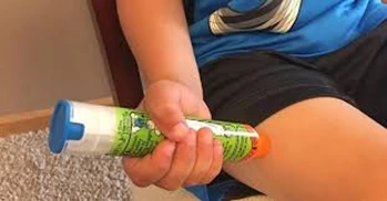 Thực hiện tiêm vào bắp chân khi sơ cứu sốc phản vệ