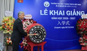 GS.TS.BS.NGND Đỗ Doãn Lợi - Chủ tịch Hội đồng khoa học và đào tạo của THUV thực hiện nghi thức đánh trống khai giảng