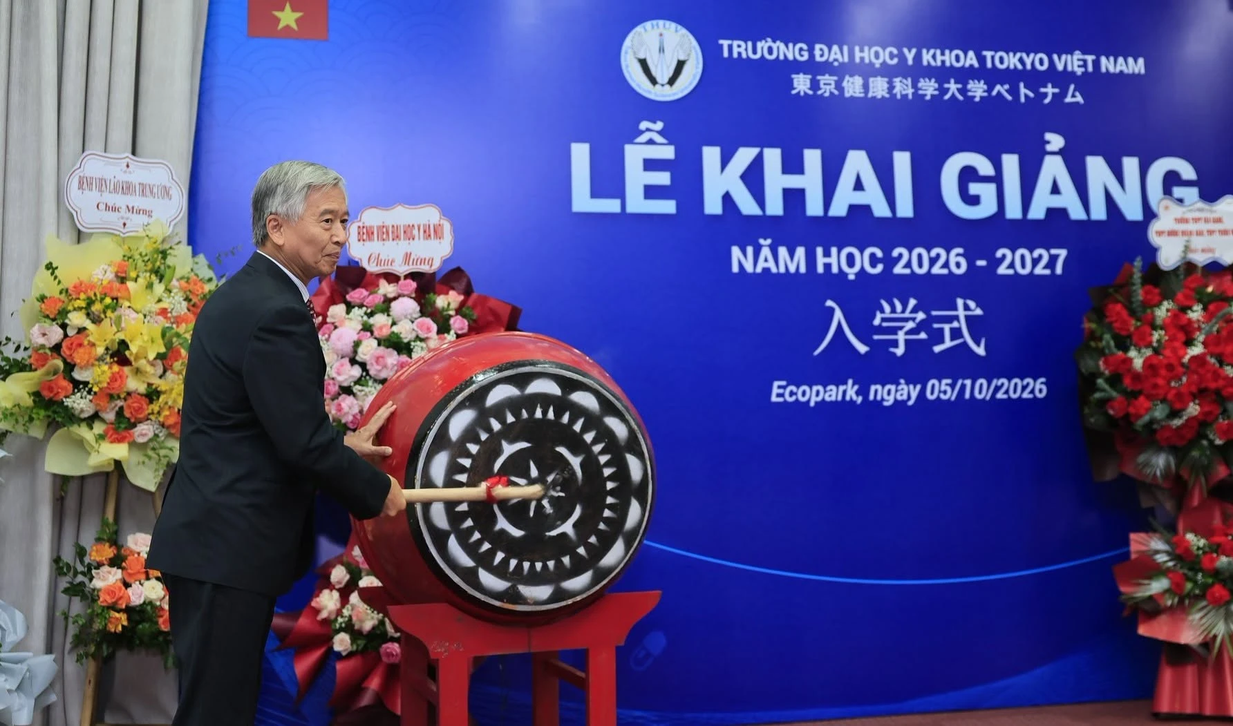 GS.TS.BS.NGND Đỗ Doãn Lợi - Chủ tịch Hội đồng khoa học và đào tạo của THUV thực hiện nghi thức đánh trống khai giảng
