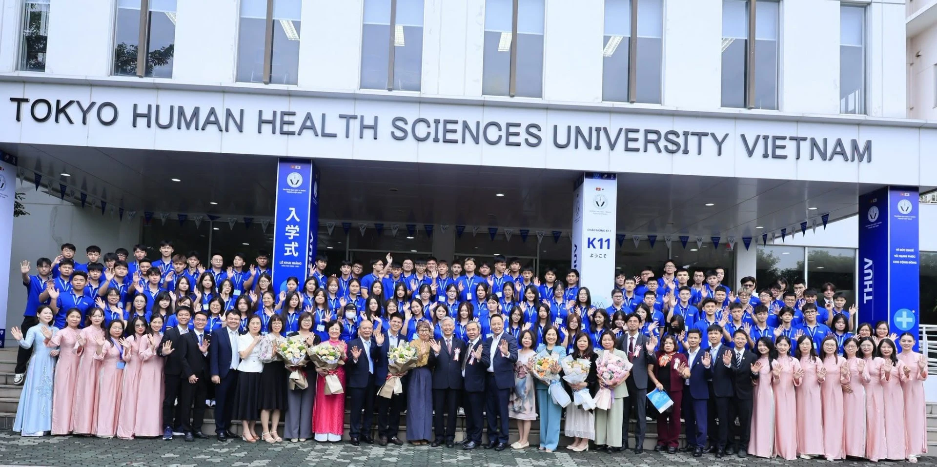 Toàn thể sinh viên K11 chụp ảnh lưu niệm với Ban giám hiệu và các thầy cô