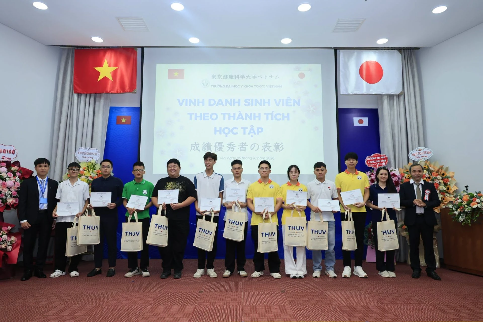 Vinh danh sinh viên khóa trên theo thành tích học tập